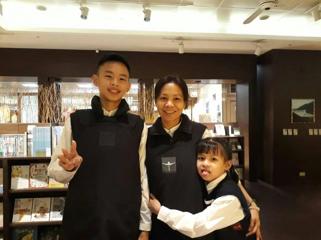 接觸慈濟之後，阮庭涵也開始帶著孩子參加慈籃(慈濟青少年籃球家族聯誼會)，以及書軒小志工等活動，親子一同成長。