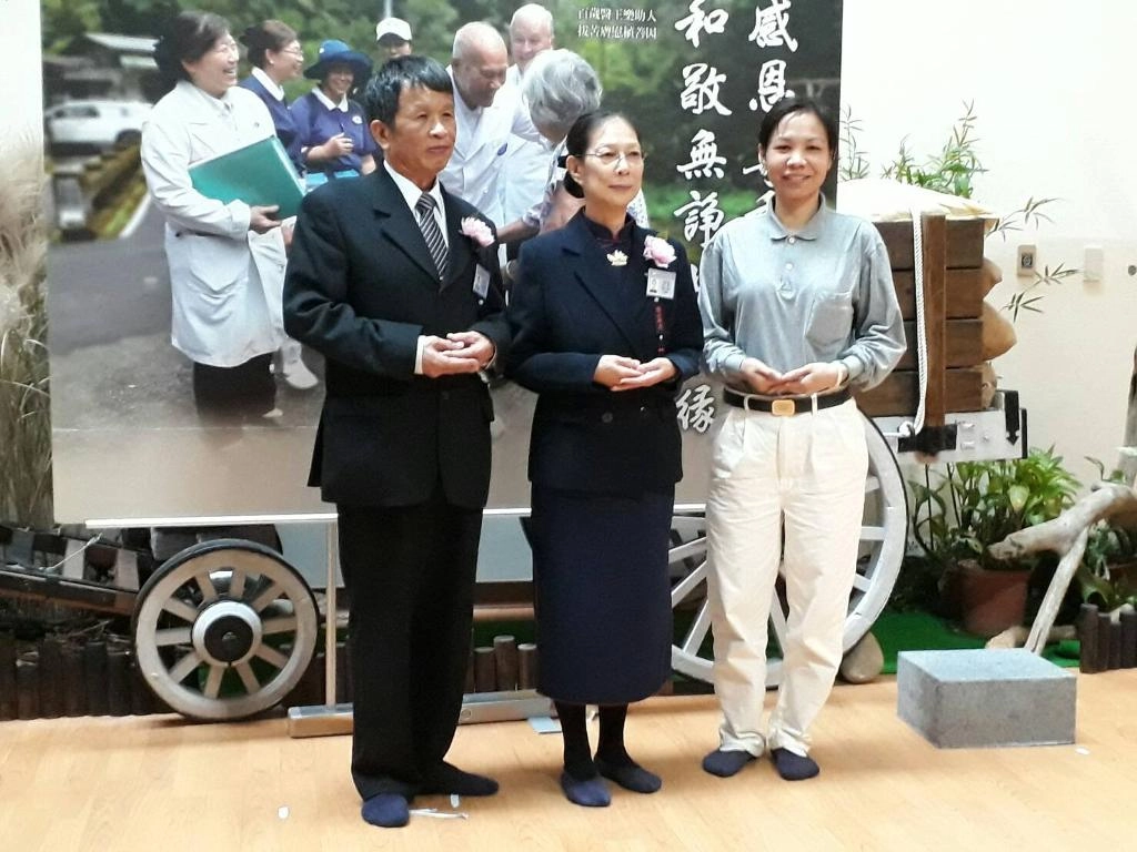 庭涵(右一)說，感恩公公婆婆(左一、二)多年來的照顧和教導，如果當初沒有婆婆的引導，她不會認識慈濟，今天不知道會變成怎麼樣的一個人。
