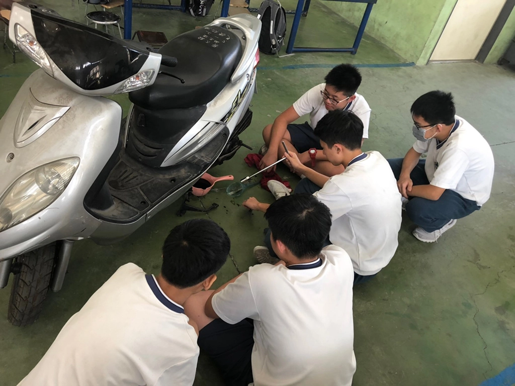 同學體驗動力機械群，體驗生平第一次更換機油。