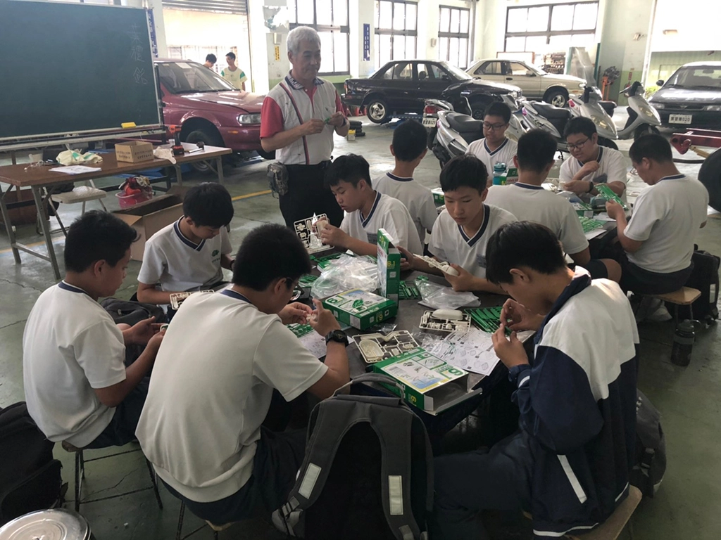 同學體驗動力機械群，認真組裝六合一組合套件。