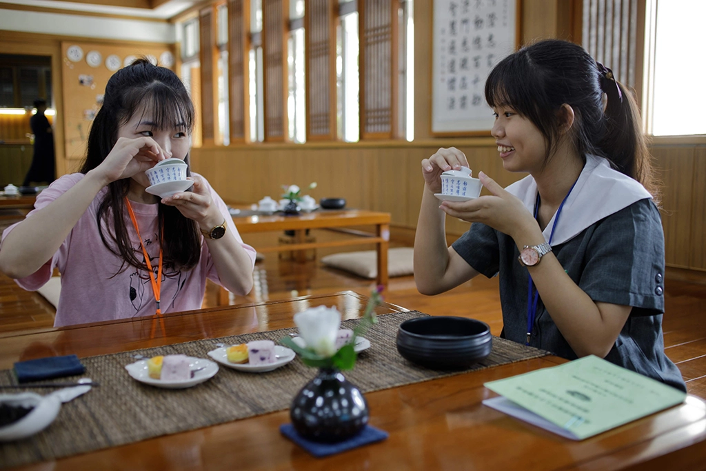 茶道課上本校學生與外籍生一起品味茶中之道。