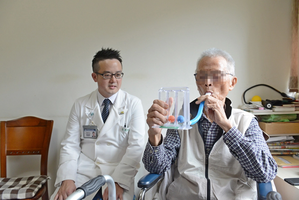 邱師兄積極吹球復健與走路，讓徐展陽醫師看到自己的進步。