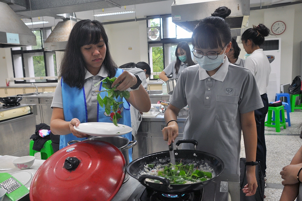 排灣族的搖搖飯，加入野莧菜、樹豆等當季食材烹煮。