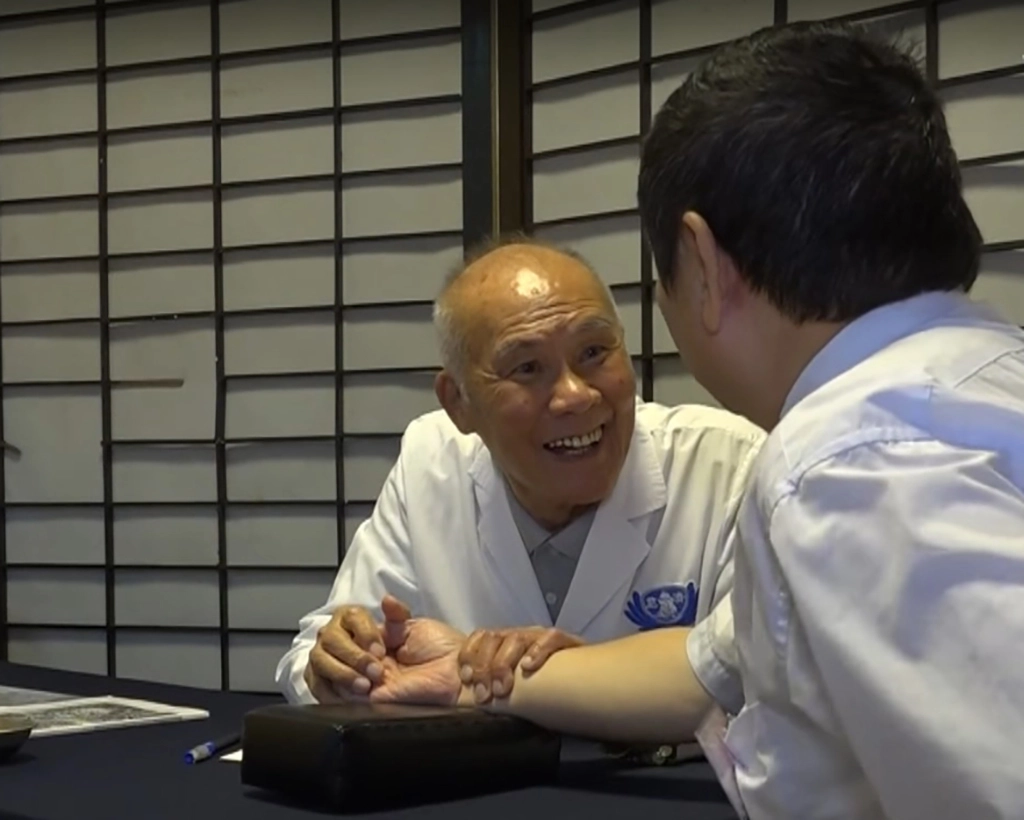 奎村醫師奉獻一生所學，行醫助人、行善義診造福無數，即便已是百歲人瑞年紀，仍能精神抖擻、思慮清晰的看診問病。