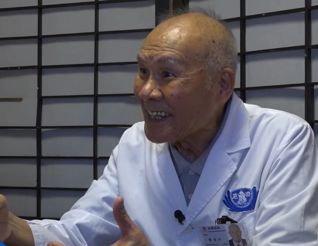 陳奎村醫師提到，證嚴法師鼓勵年長志工不要認老，要把過去50歲存進「壽量寶藏」，提起自己的精神、運用過去的人生經驗繼續服務人群。