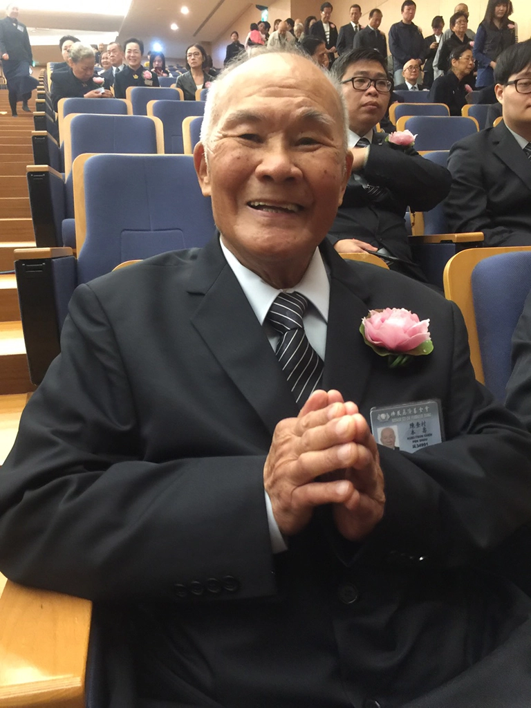 慈濟基金會今天(19日)在新店靜思堂舉辦歲末祝福感恩會，今年102歲的日籍臺裔「百歲人醫」陳奎村醫師（日文名：田中旨夫）歡喜受證正式成為慈濟志工。