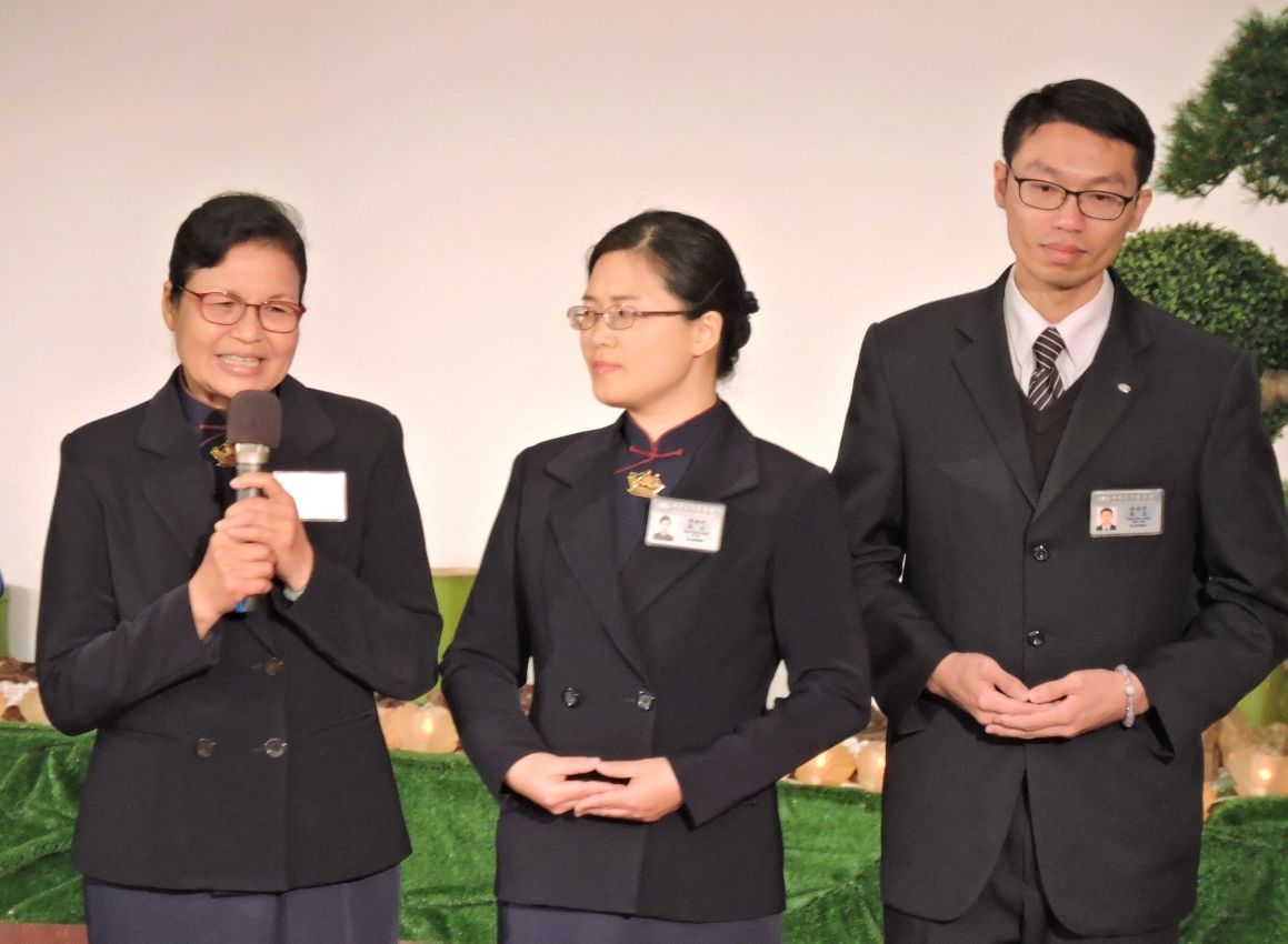 善與愛似乎能產生一股渲染力，三重新芽課輔班逐漸傳開，有年輕人聽了分享很感動，主動從外縣市帶著教育的熱誠前來，本職是警察的陳晉煒(右一)就是其中之一。