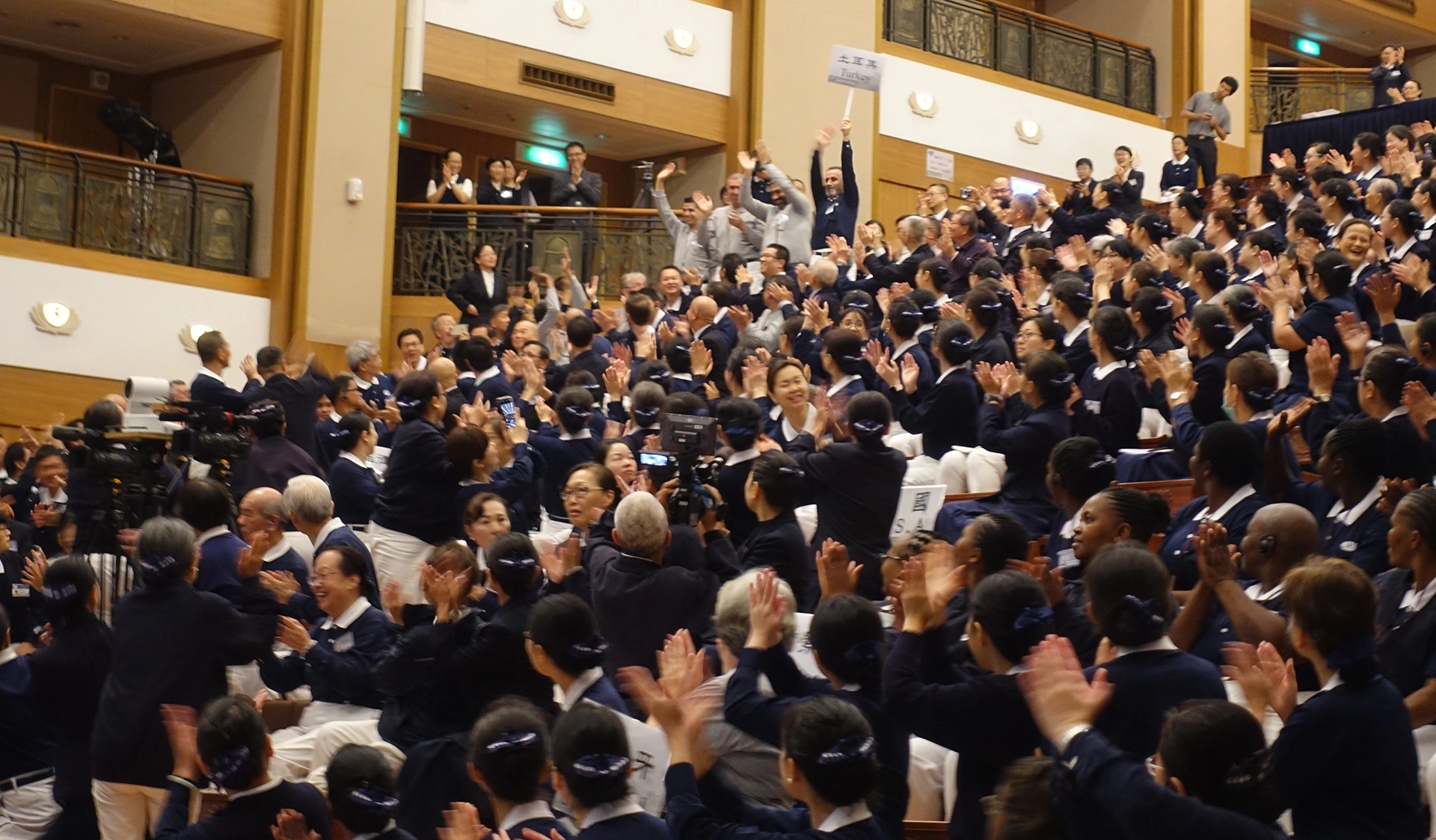 2019年主麻教授與其他幾位土耳其志工參加慈濟海外受證營隊，當介紹到「土耳其」時，現場各國志工熱烈歡迎。(攝影：陳誼謙)