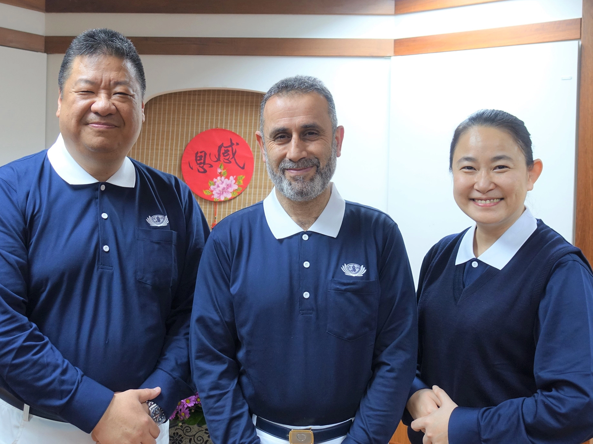 左起土耳其慈濟志工胡光中、主麻教授、周如意，2014年底起，他們在街頭、地下工廠尋找失學的敘利亞孩子，希望能免除他們將成為文盲的命運。(攝影：陳誼謙)