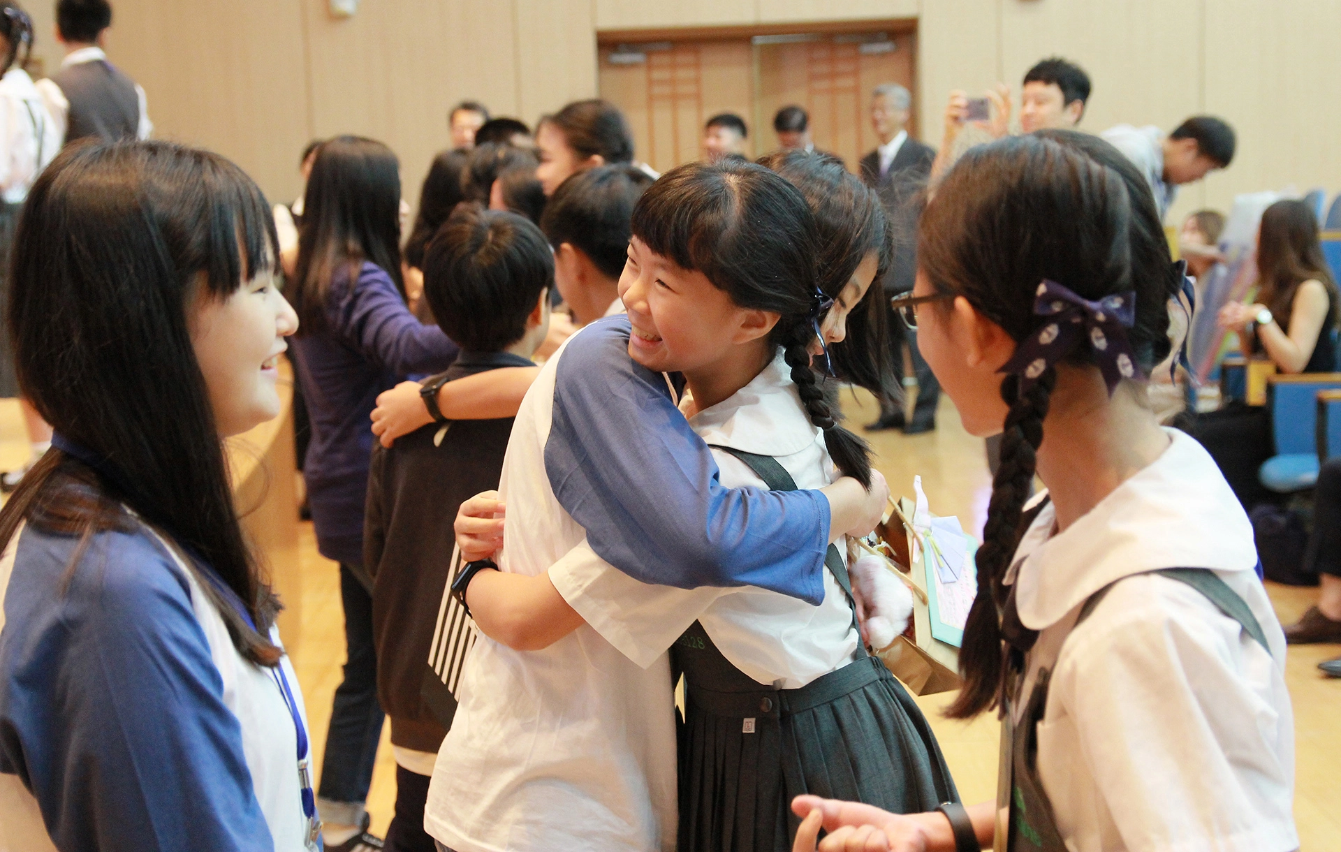 2019年臺南慈中與慈川、北安初等學校教育暨文化交流，學生們離別在即，互相擁抱，希望明年再見了！