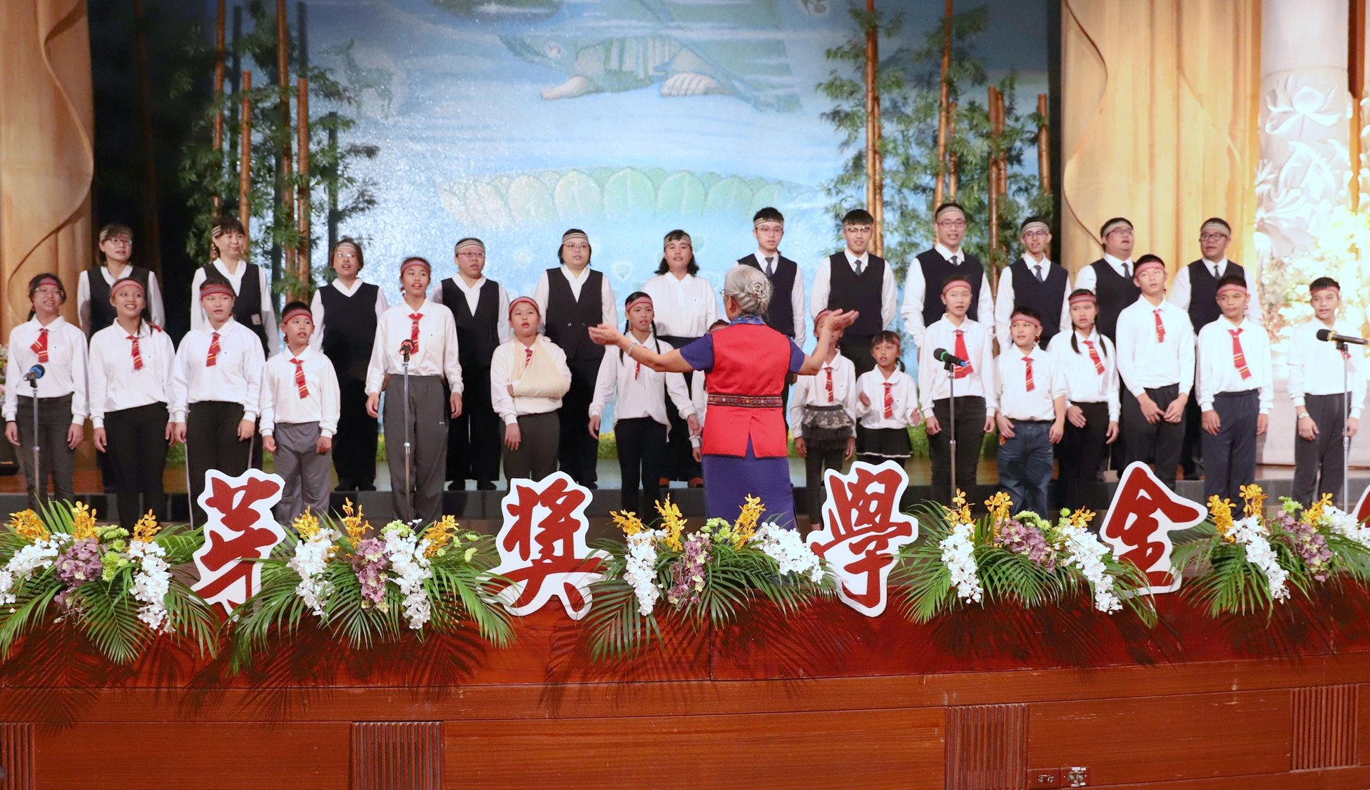 獎勵弱勢學子認真求學的新芽獎學金，在花蓮靜思堂頒獎，邀請才成軍的「just瑪嘎巴嗨」合唱團，獻唱「最棒的自己」為活動揭開序幕。