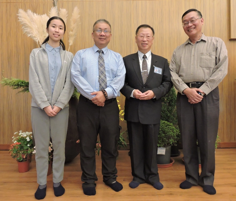 黃慶鴻(右二)用愛善解喪子之痛，與陳春男校長(左二)結下善因緣，17年來兩人互動熱絡，傳為佳話。
