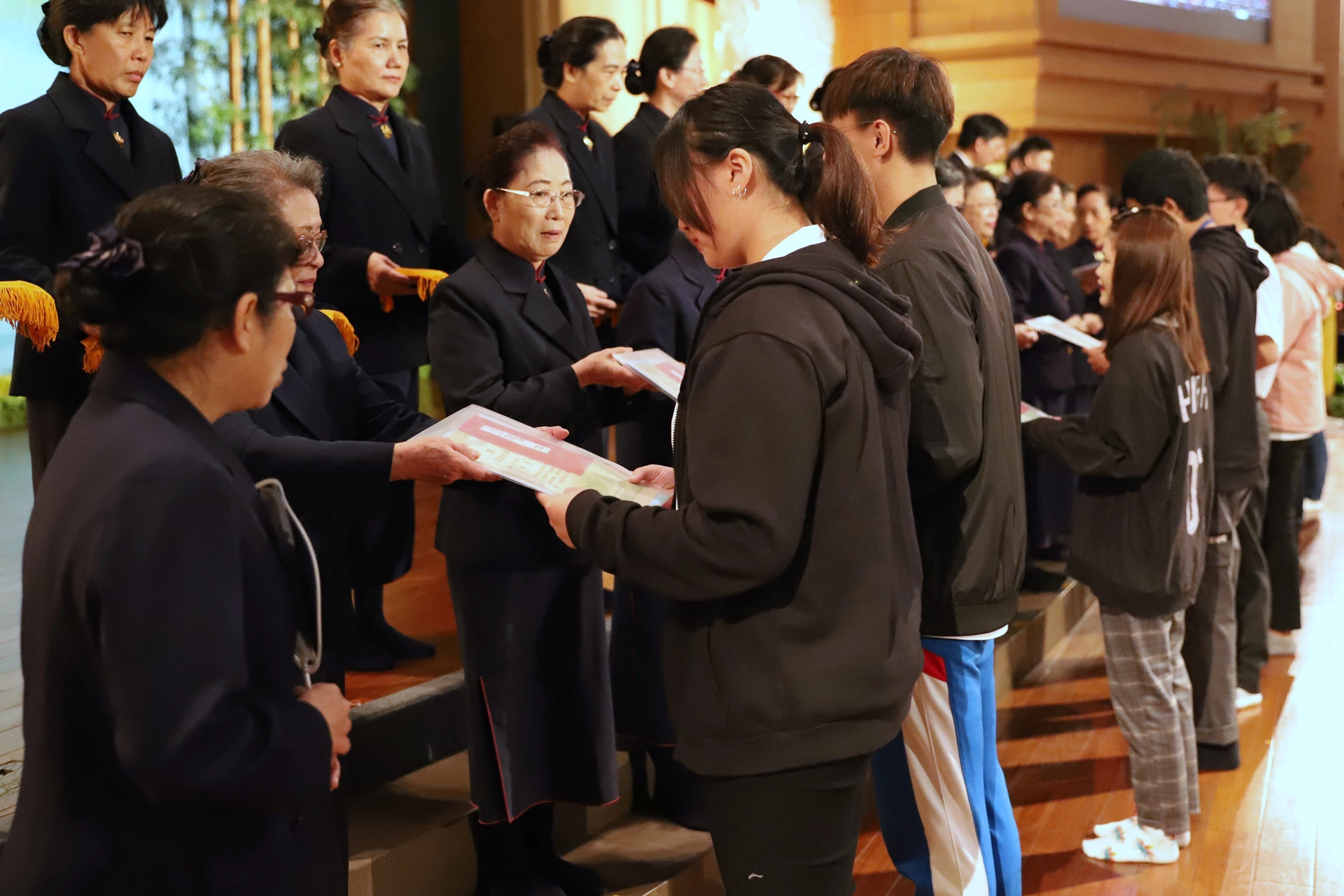 慈濟新芽獎學金全臺共辦理廿九場次，花蓮為壓軸場，慈濟基金會期盼，啟發更多處於逆境中的學子，培育出為社會奉獻大愛與關懷的良才。