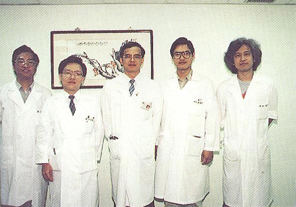 啟業後依舊投入醫療志業，而那些年，還有許多共同撐住慈濟醫院的年輕醫師。