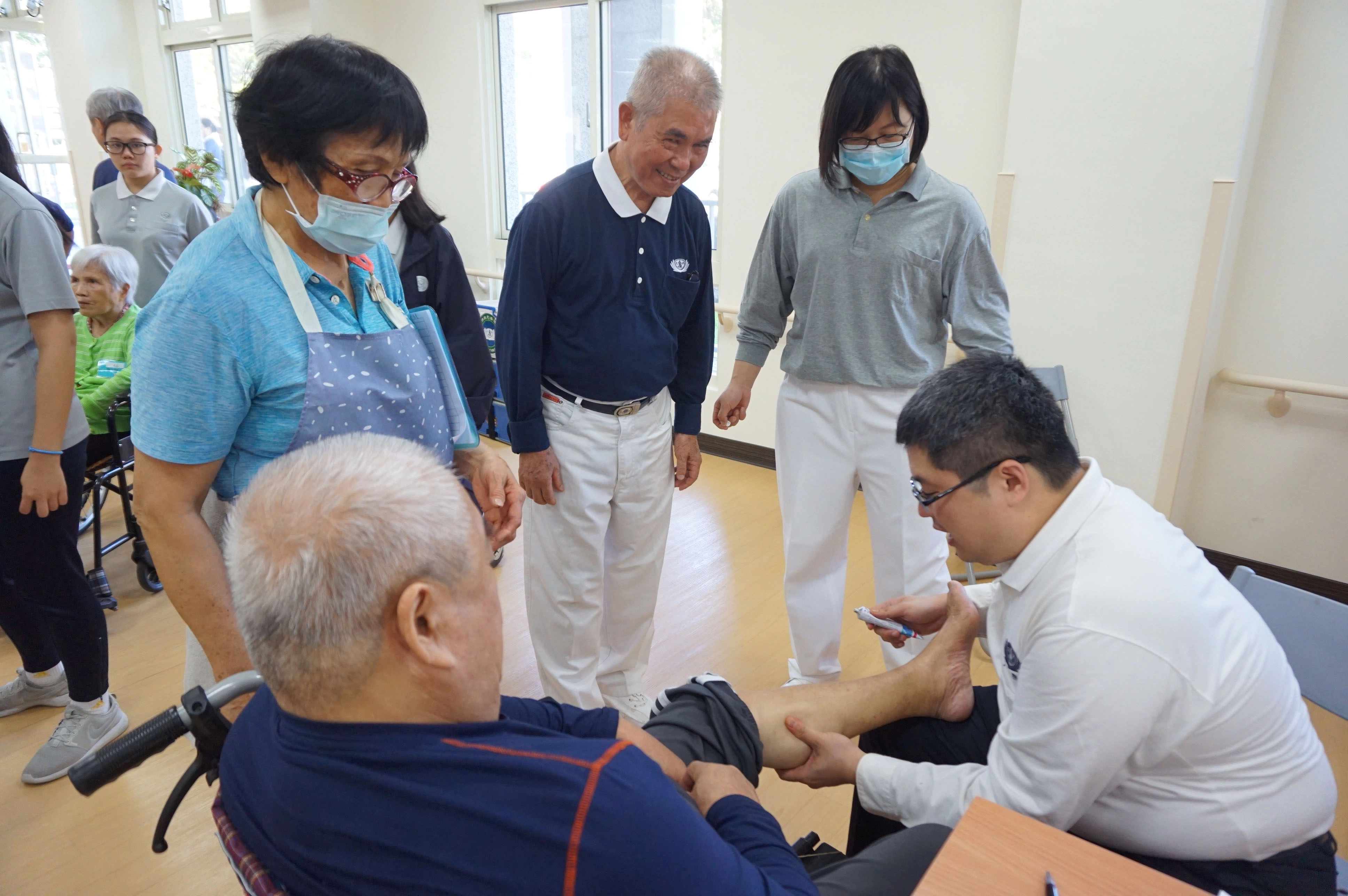 因長者久坐有關係，會有種膝蓋酸痛、背痛、背痛，骨科葉光庭醫師幫長者按摩，也跟照服員及長者說明簡單的舒壓腿部按摩。