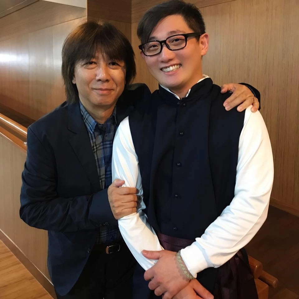 許書源［右］加入靜思鼓隊時與知名音樂家李壽全合影。(攝影：許書源提供)