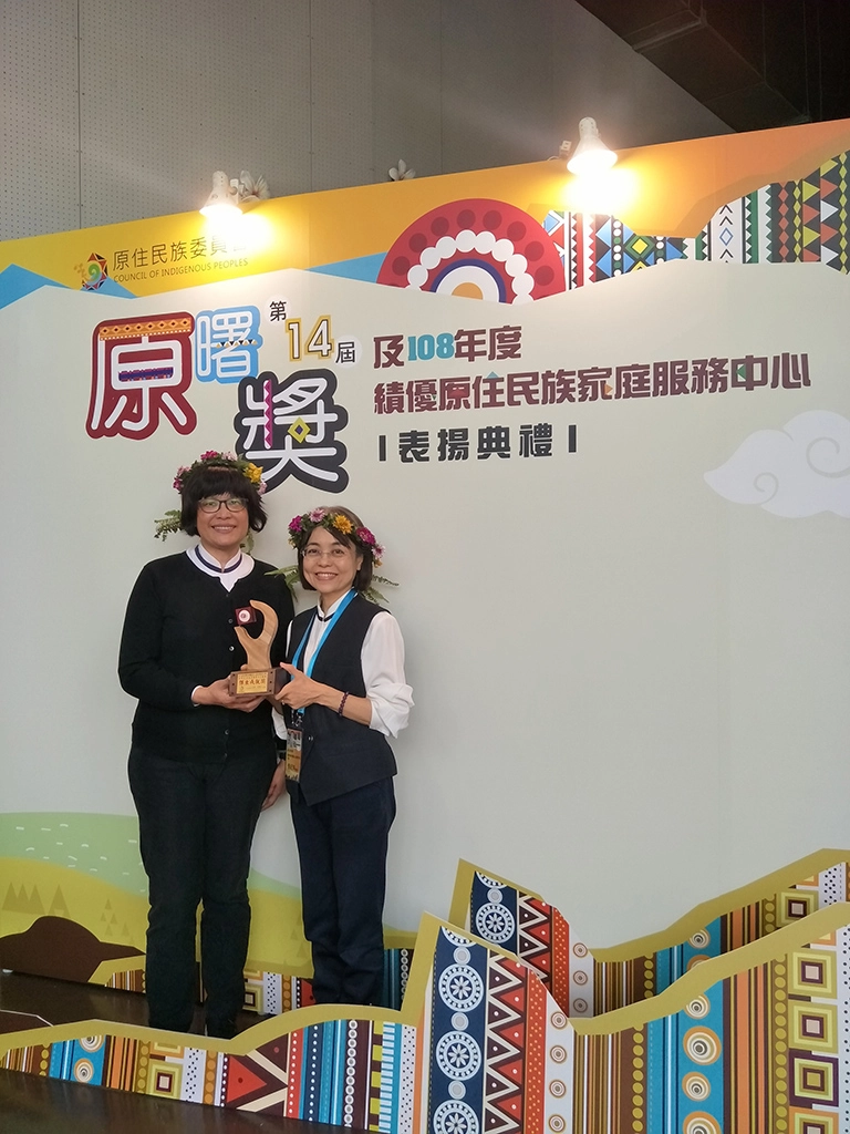 慈濟科大原資中心主任高夏子、護理系主任張紀萍受獎。