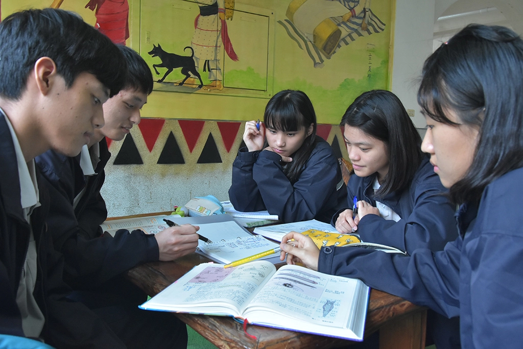 學校協助原住民學生規劃生活、課業輔導，適應校園生活。
