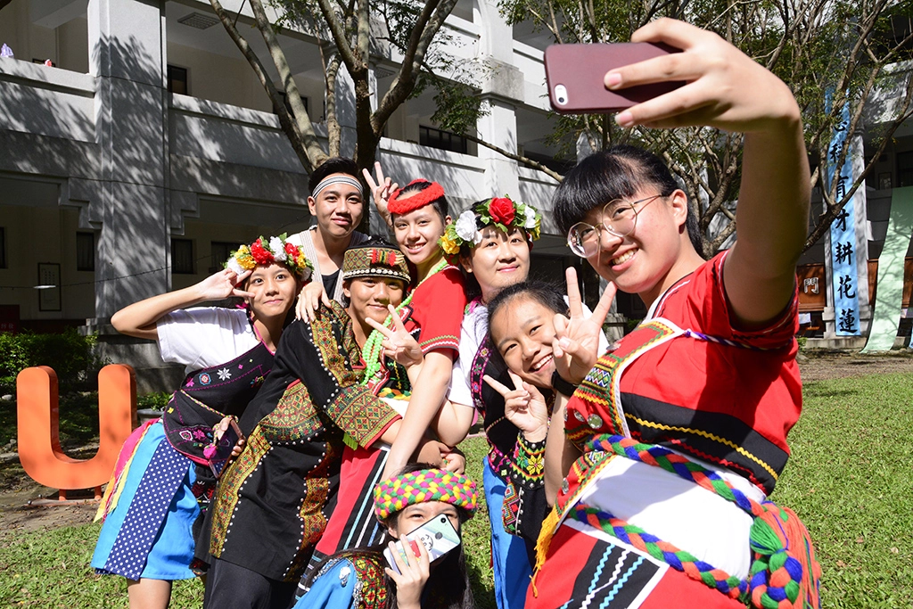 慈濟科技大學每年錄取100名原住民公費生，五年求學不花半毛錢。