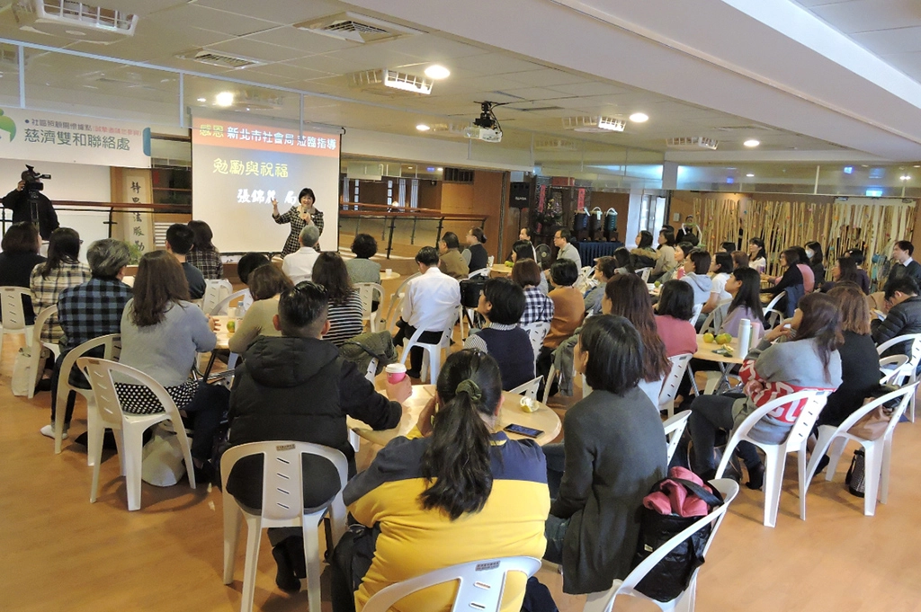新北市政府社會局張錦麗局長11月26日上午帶領幹部同仁參訪慈濟雙和聯絡處，了解慈濟長照環境及推動內容。