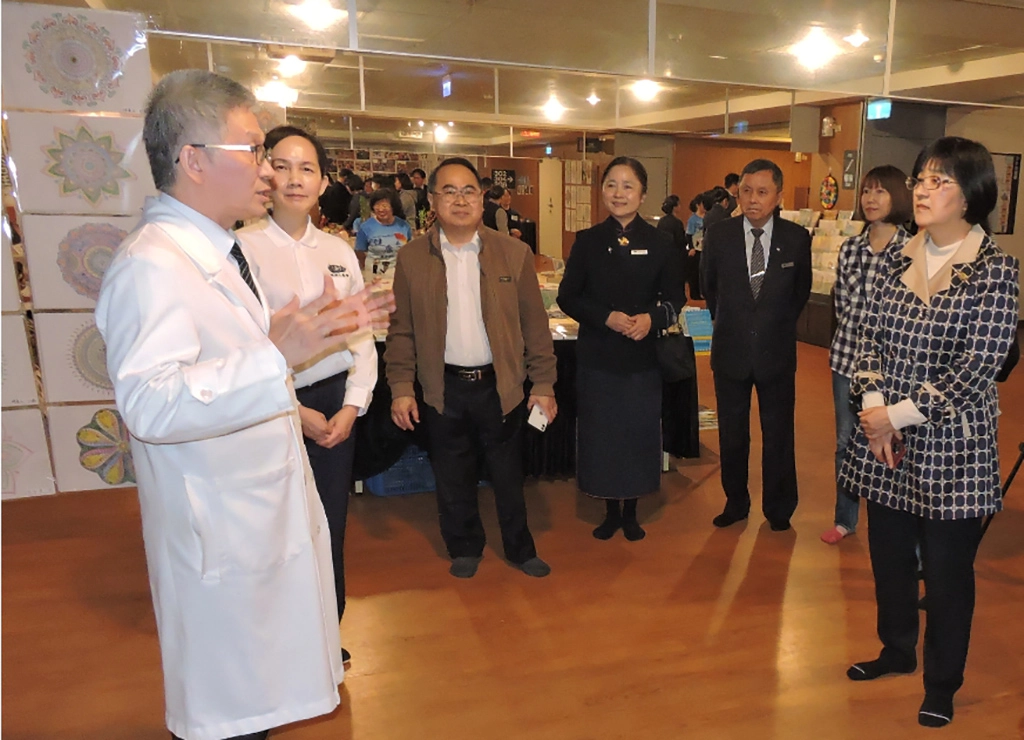 臺北慈院日間照護中心李嘉富主任(左一)分享，慈濟的環保教育站有三動：「運動」、「動腦」加「人際互動」的元素。