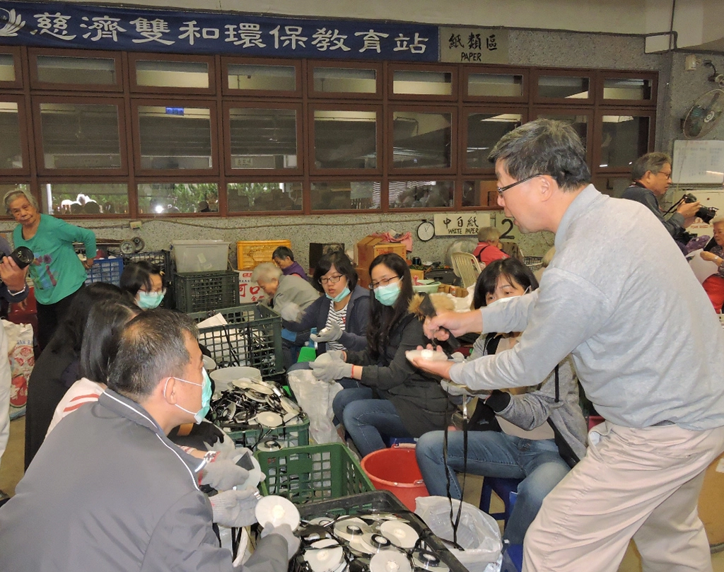 「老人有大用、撐起環保站」，慈濟將環保站結合社區照顧關懷據點，讓長輩在據點內相互關懷、陪伴、共餐，長輩天天都想來。