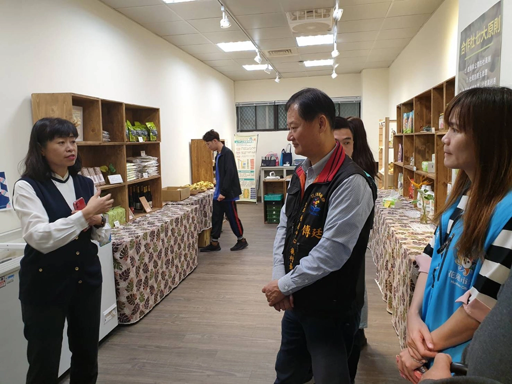 食在永續消費合作社理事長謝婉華老師表示，合作社不只是賣東西而已，還有傳達愛護地球的消費行為。