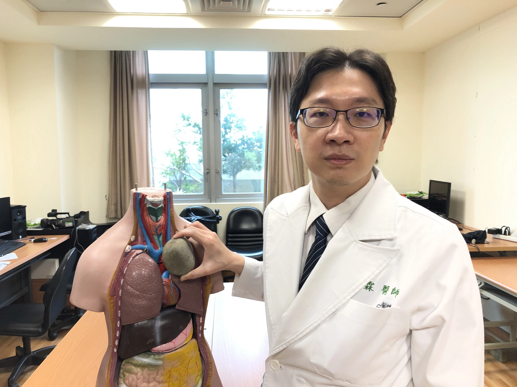 胸腔外科柯志霖表示，畸胎瘤長到超過十公分極為少見。