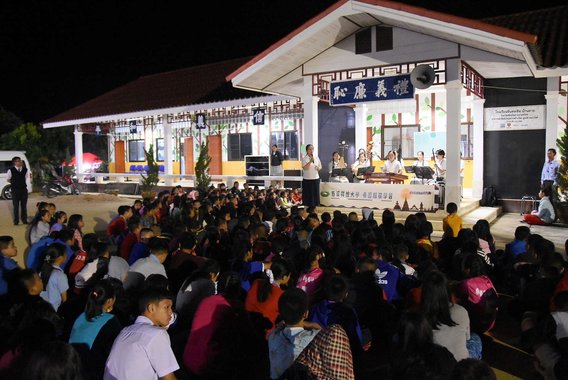 萬養忠貞中學特地集合全校400名學生，進行一場音樂饗宴。