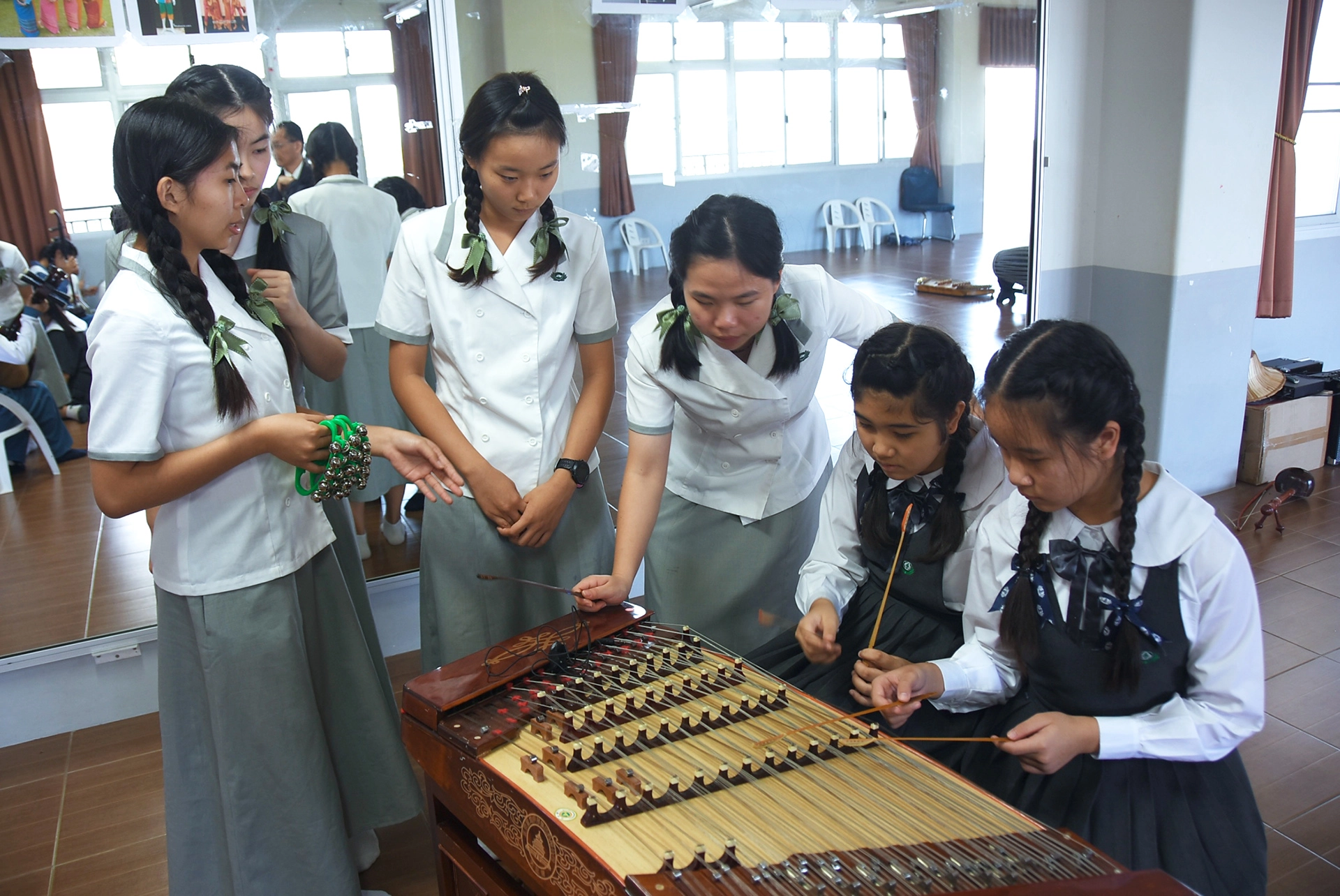 清邁慈濟學校師生與慈濟科技大學師生交流彼此的樂器。
