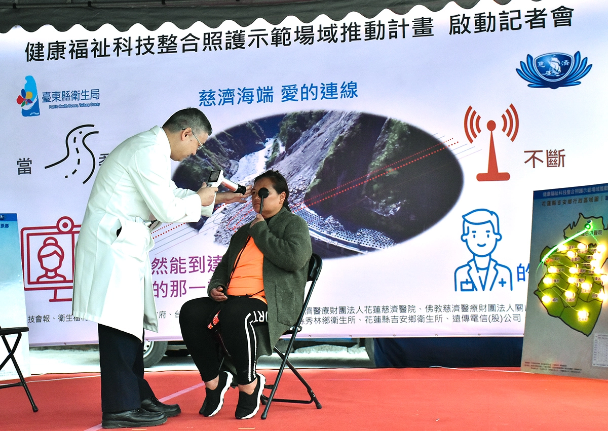關山慈濟醫院院長張志芳應用科技五官鏡為民眾進行檢查，檢查結果可透過網路傳送至醫院，由專科醫師進行診斷
