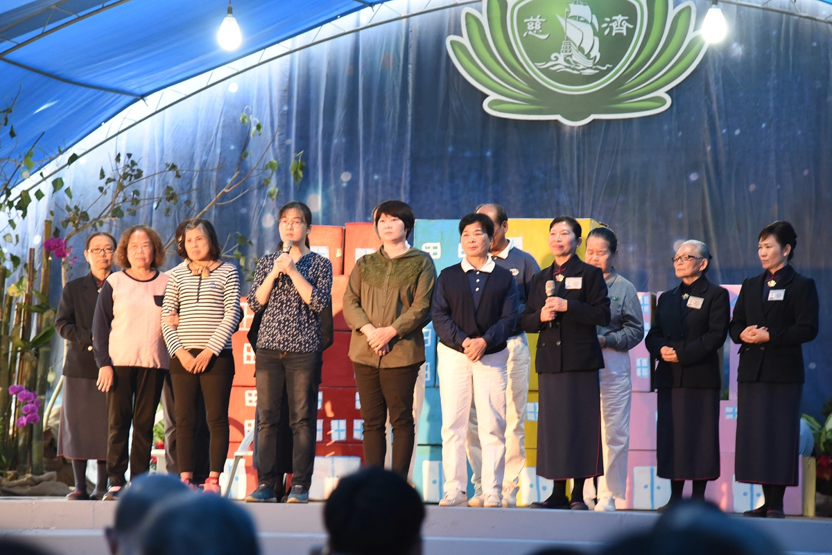 921地震受災的賴照芳女士(前排左三)分享當初震災後接受慈濟的援助關懷，讓她們一家五口住得很幸福、很快樂。