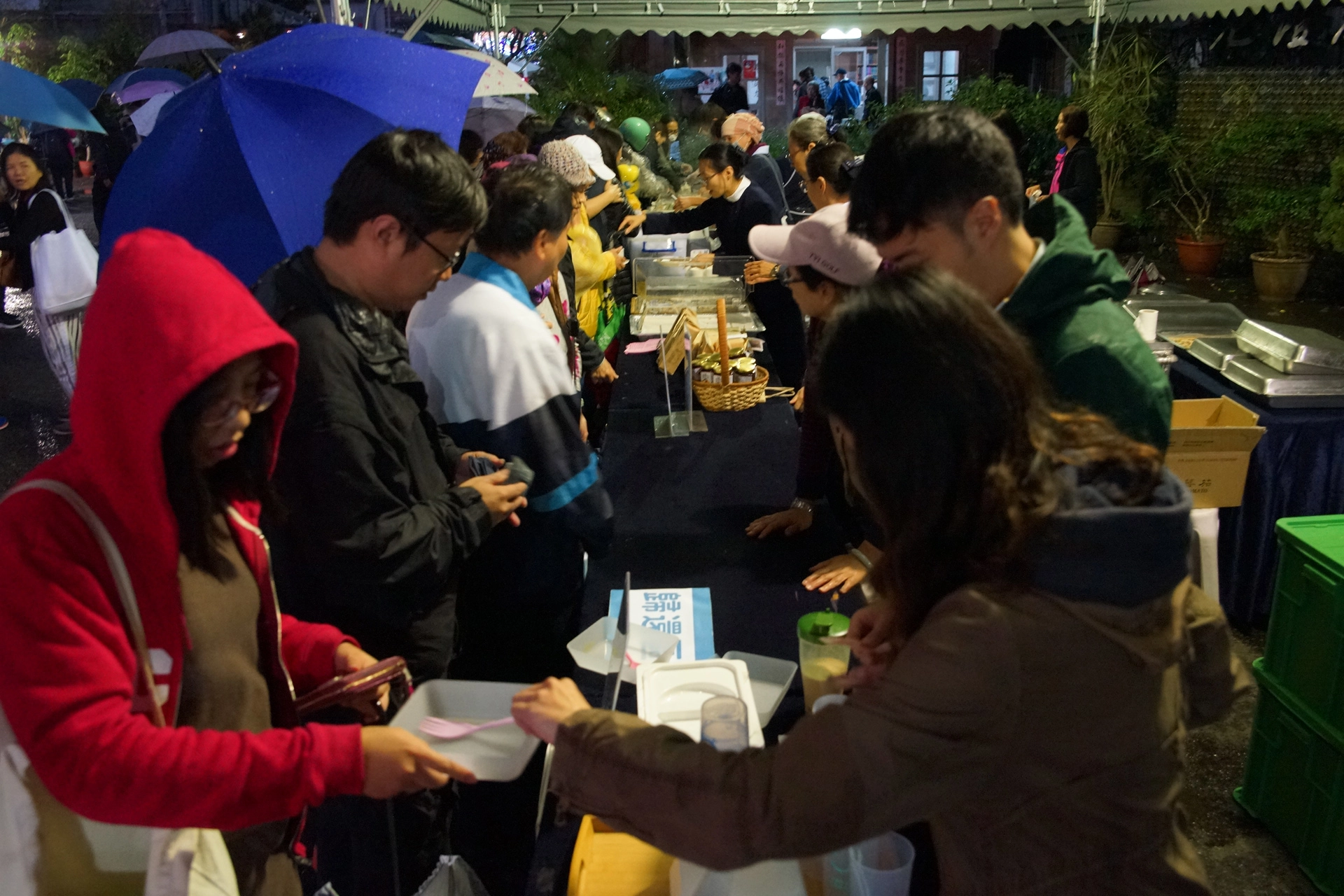 ：11月29日週五晚上，台北市內湖區成功路上慈濟內湖聯絡處園區裡，集結全台25攤素食美食的夜市開張，即使天候不佳，依舊出現一攤攤排隊人潮。