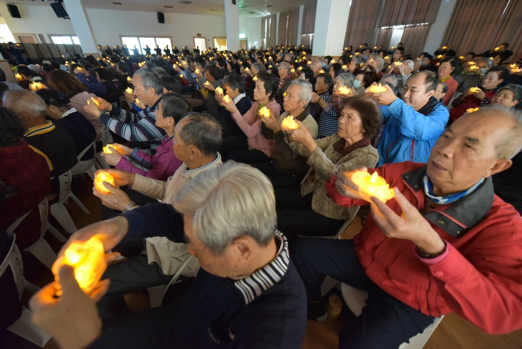 現場民眾虔誠祈福，祝福來年天下無災。