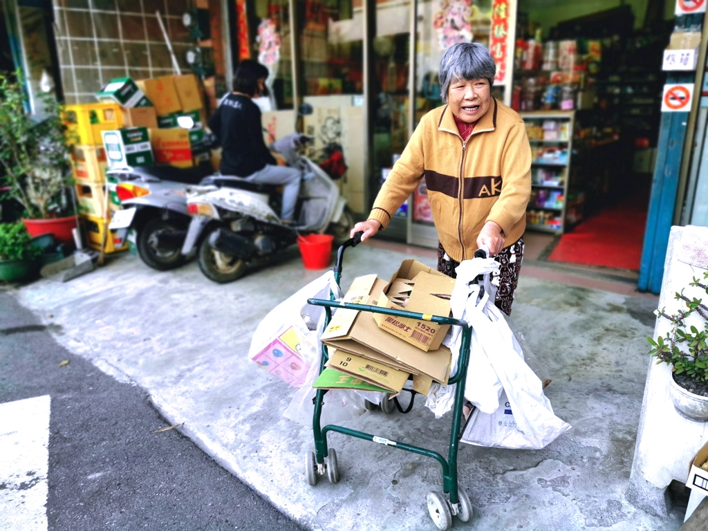 即使行走不便，周蕋仍推著嬰兒車四處撿回收當復健。