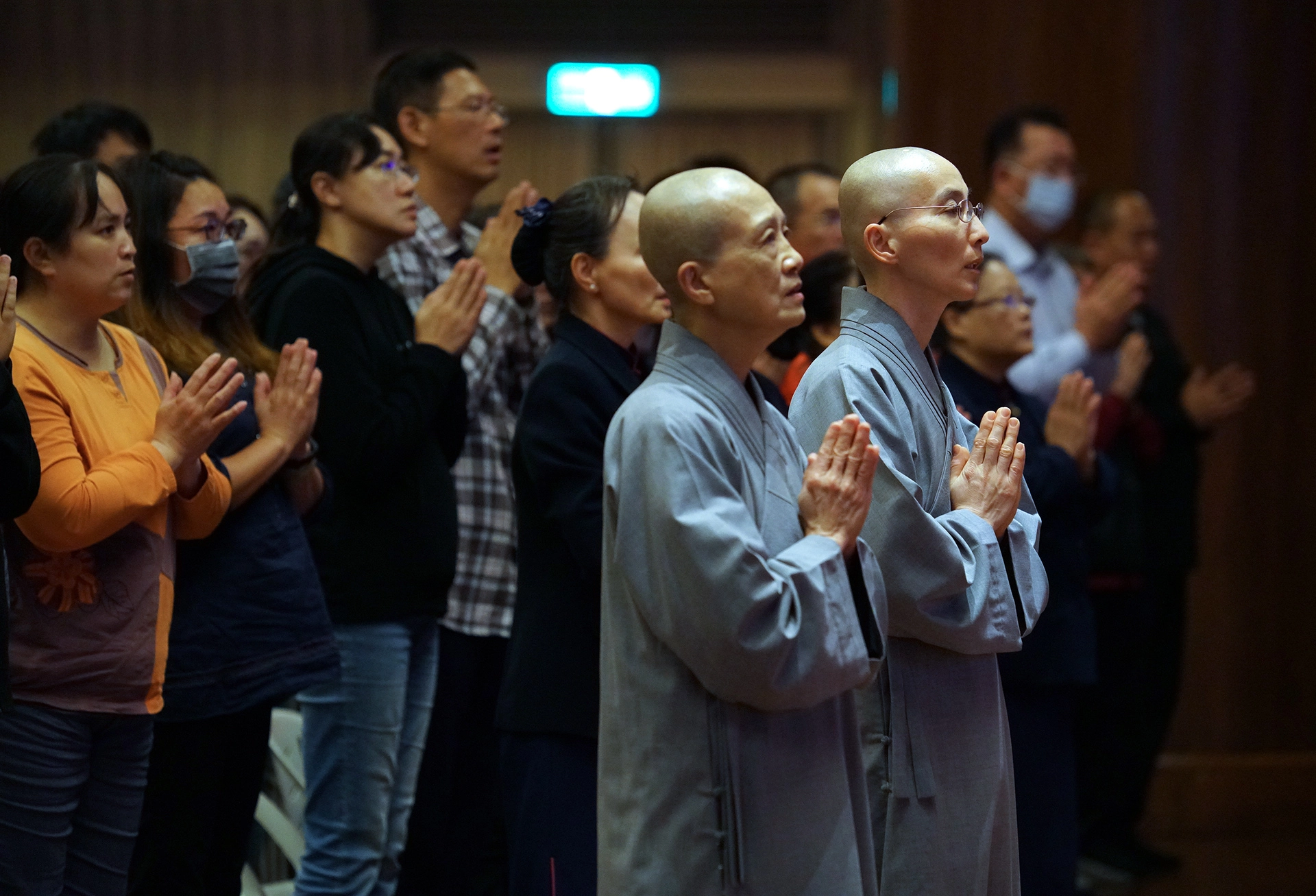 彰化靜思堂11月30日、12月1日舉辦5場歲末祝福感恩會，靜思精舍法師帶領眾人祈禱。