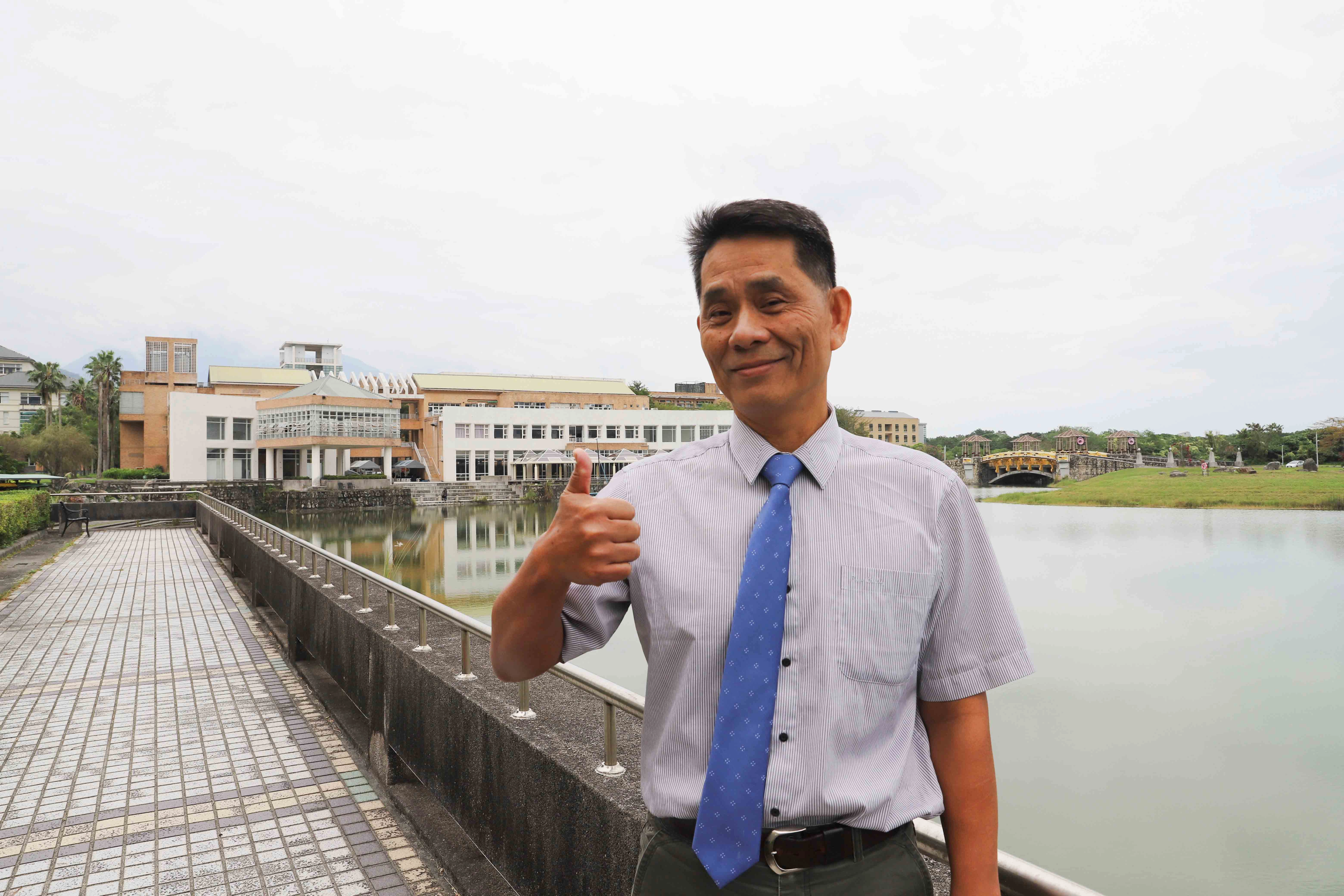 華大學副校長徐輝明表示，校長在得知活動後，覺得這是很有意義的事，因此邀請辦理同時啟動生命講座，讓大家知道什麼是造血幹細胞，藉由講座說明造血幹細胞捐贈並沒有想像中或是傳聞抽龍骨等恐怖印象。 (慈濟基金會提供)