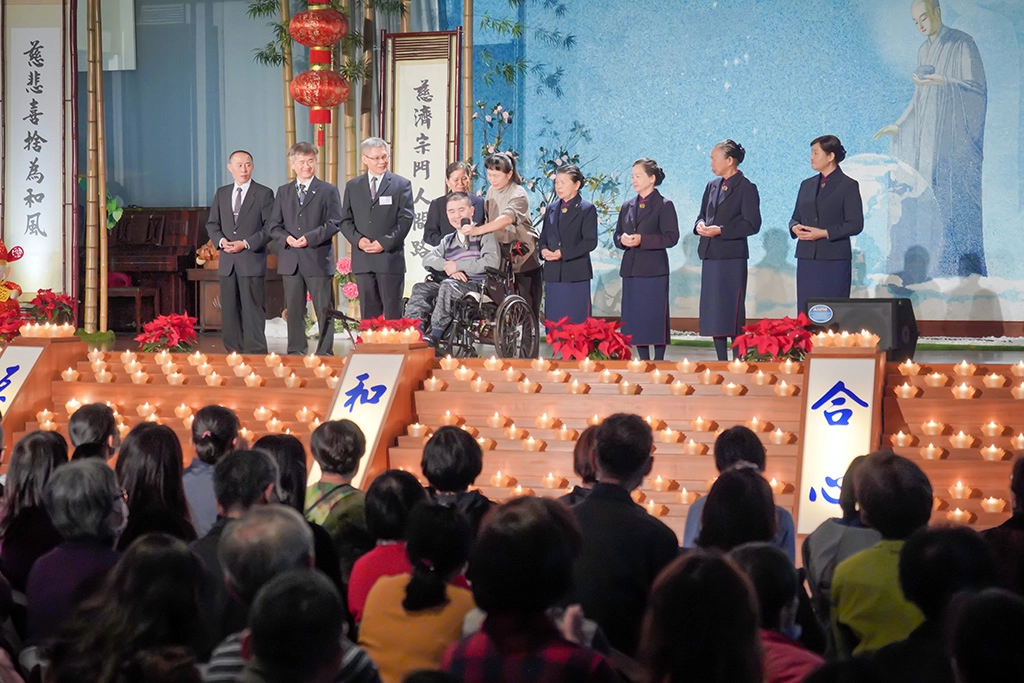楊英啟一字一字道出心中的感恩：「感謝大家不離不棄照顧我，我會好起來給大家看，也要成為慈濟人。」