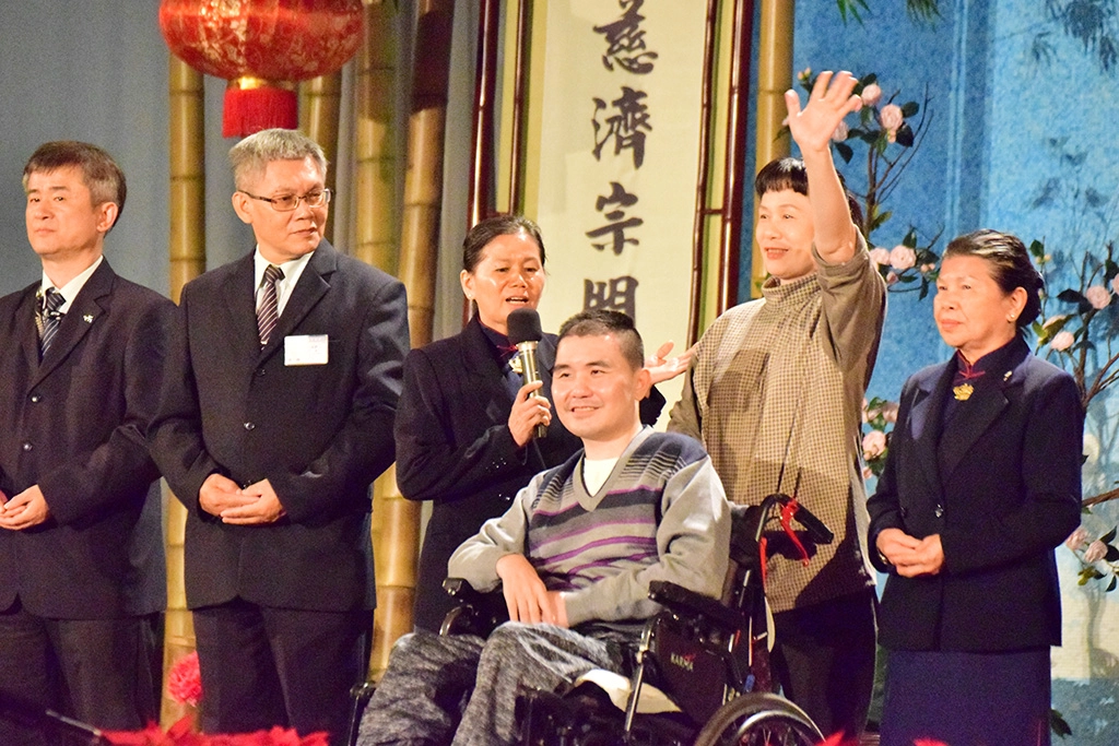 劉琇慧感恩慈濟在兒子楊英啟昏迷時，志工陪伴做支柱，讓她走起來不孤單。