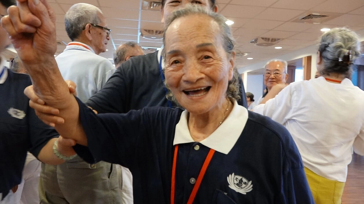 九十七歲高齡的志工說：「來慈濟心情很開闊。」兒女鼓勵她有空閒的時候，多到慈濟園區走動。</