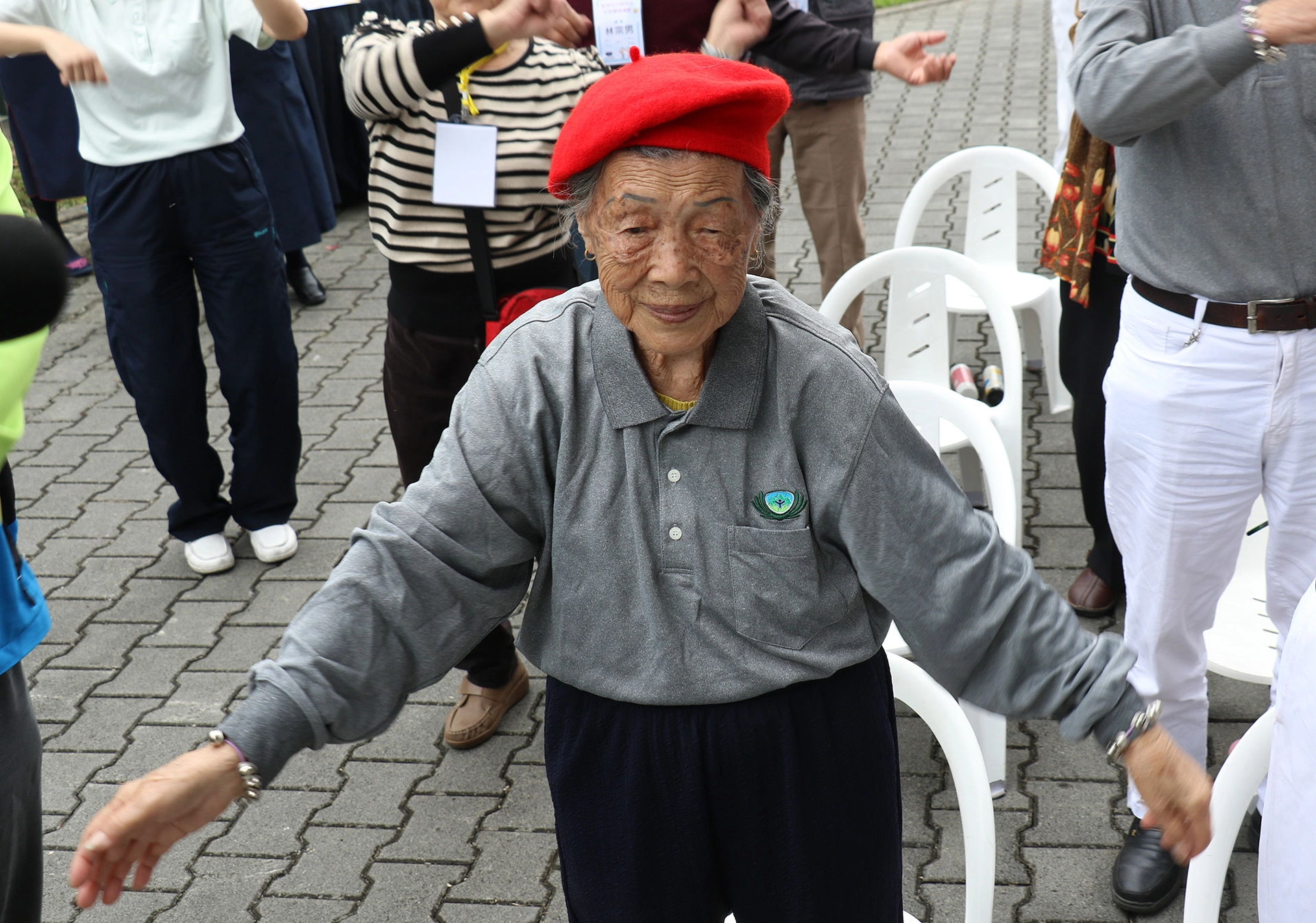 慈濟志工陳林水錦阿嬤已經九十七歲，仍是耳聰目明，笑容滿面，投入社區資源回收二十年。