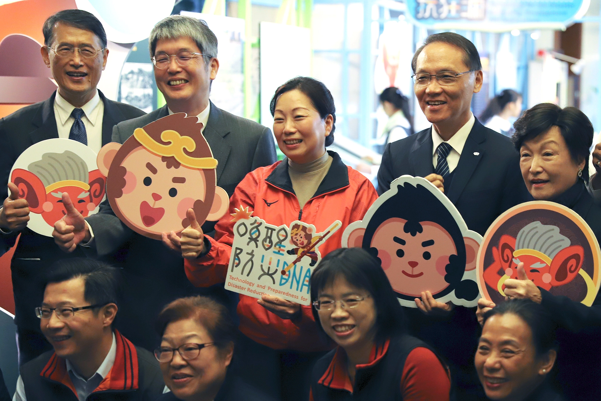 國家級大型防災教育智慧展首度移師東部花蓮展出，由行政院災害防救辦公室、教育部、科技部與花蓮縣政府指導，花蓮慈濟慈善基金會與國立科學工藝博物館主辦「喚醒防災DNA特展暨防災教育推廣合作協議」，5日上午在花蓮靜思堂辦理開幕儀式，與會者共同合影。