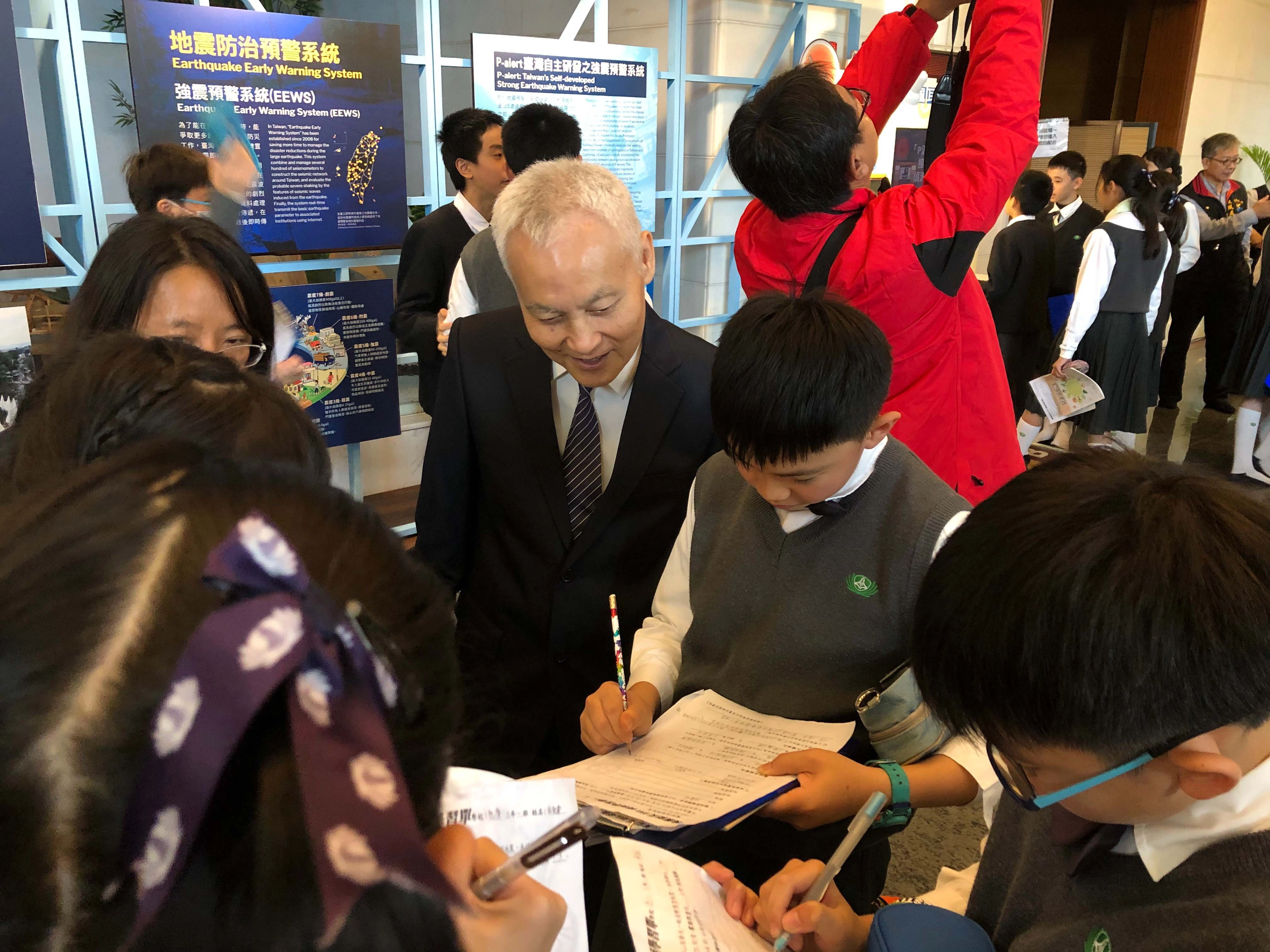 慈大附小特別安排戶外教學到慈濟靜思堂體驗「喚醒防災DNA特展」，只見學童們圍坐一圈，手拿到紙筆，彼此討論，認真寫下所見所聞，參展的慈濟慈善事業基金會副執行長張濟舵都忍不住停下來關心學童紀錄了什麼。