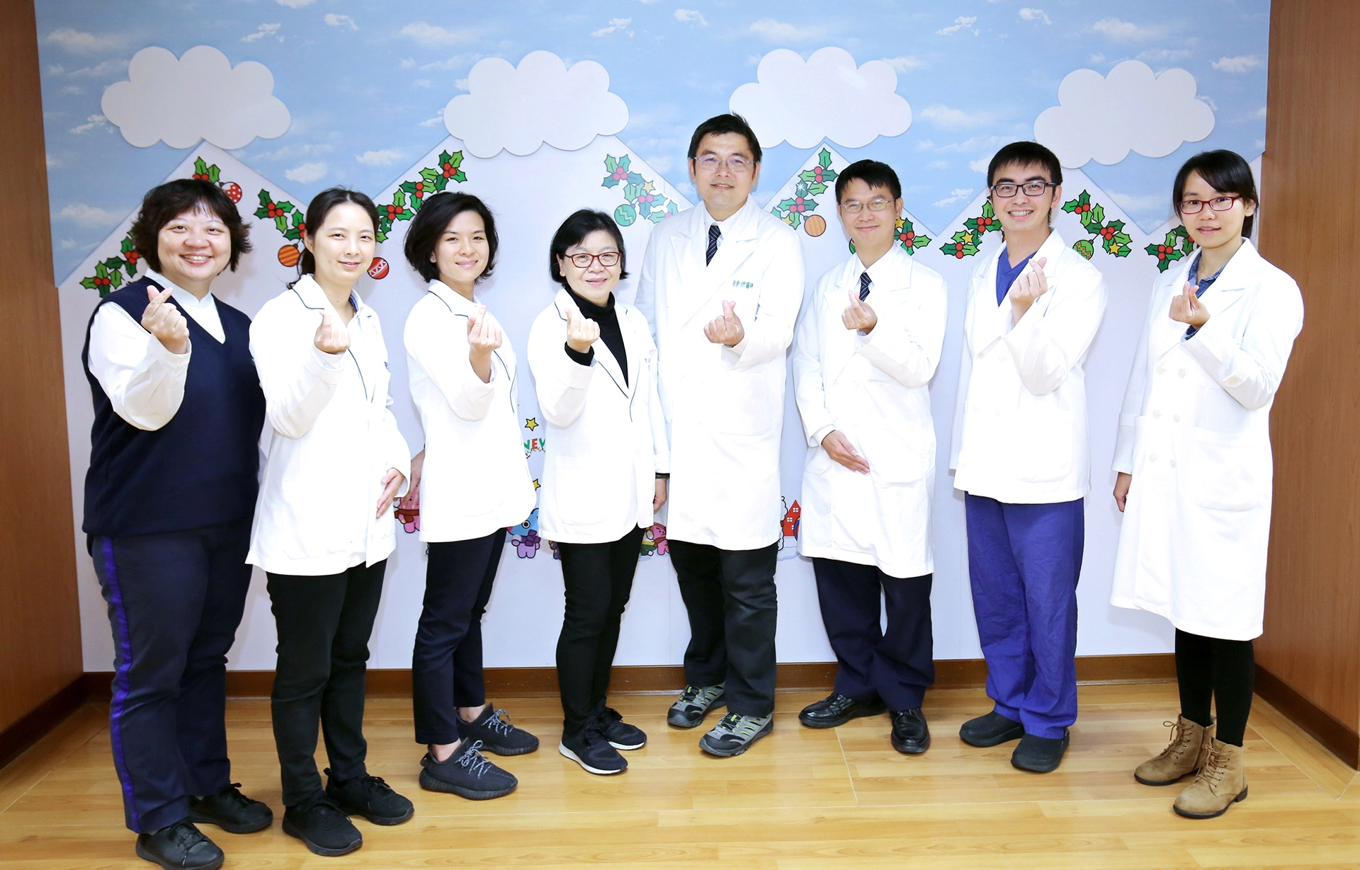 花蓮慈濟醫院兒少保護區域醫療整合中心主任張雲傑(左四)與社工、兒童青少年精神科團隊。