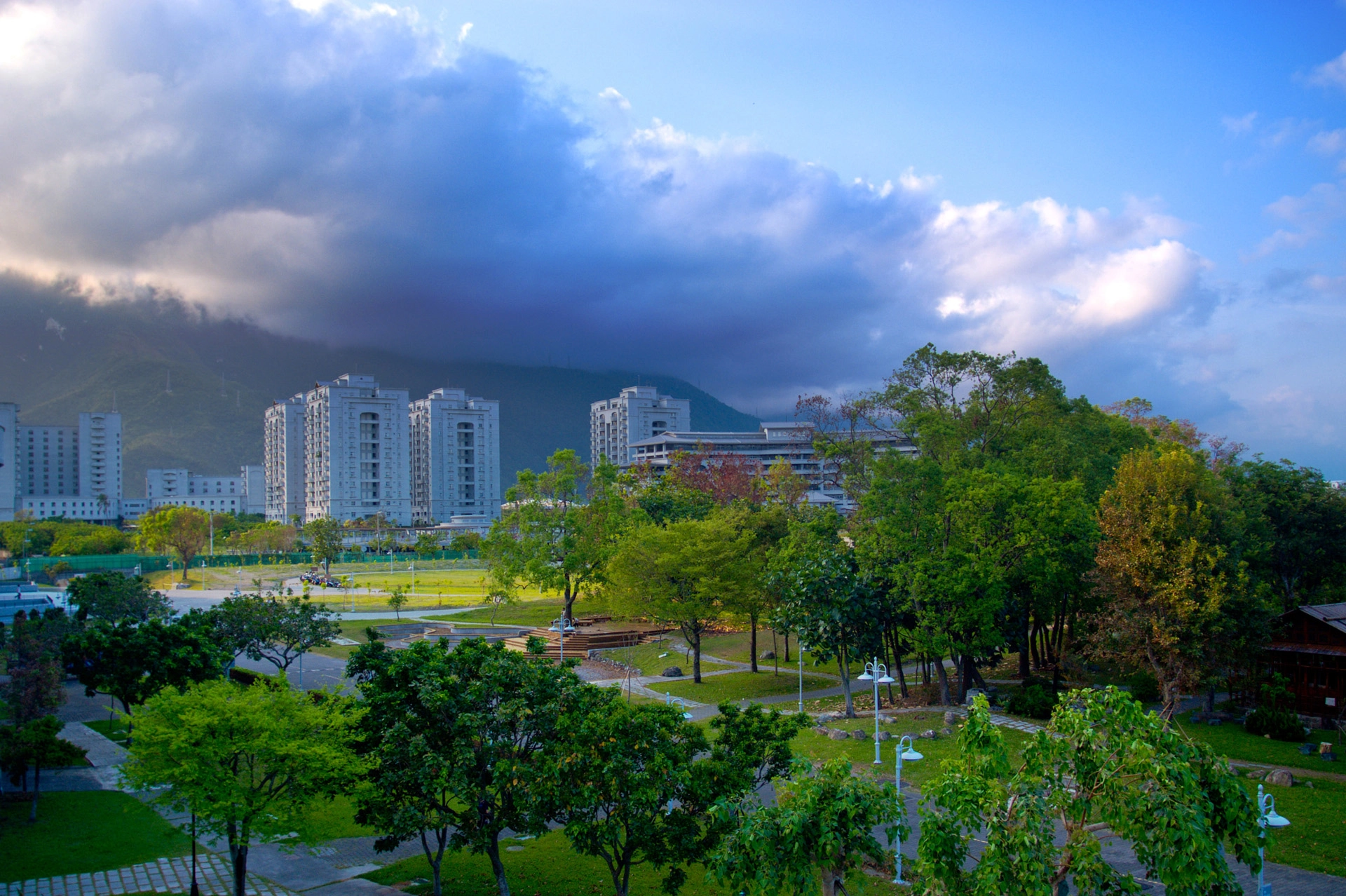 台灣各地學校都在積極提升綠能機能，圖為位於花東的慈濟大學。