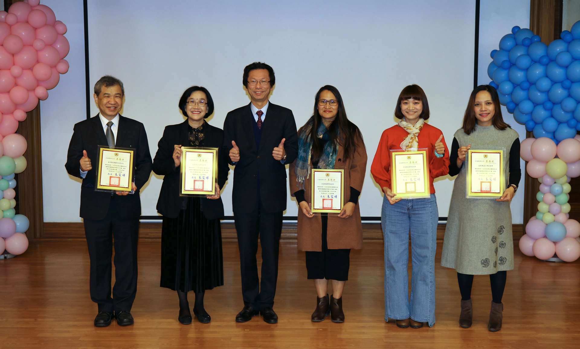 花蓮縣衛生局局長朱家祥頒發獎狀表揚東區5家醫療網輔導機構