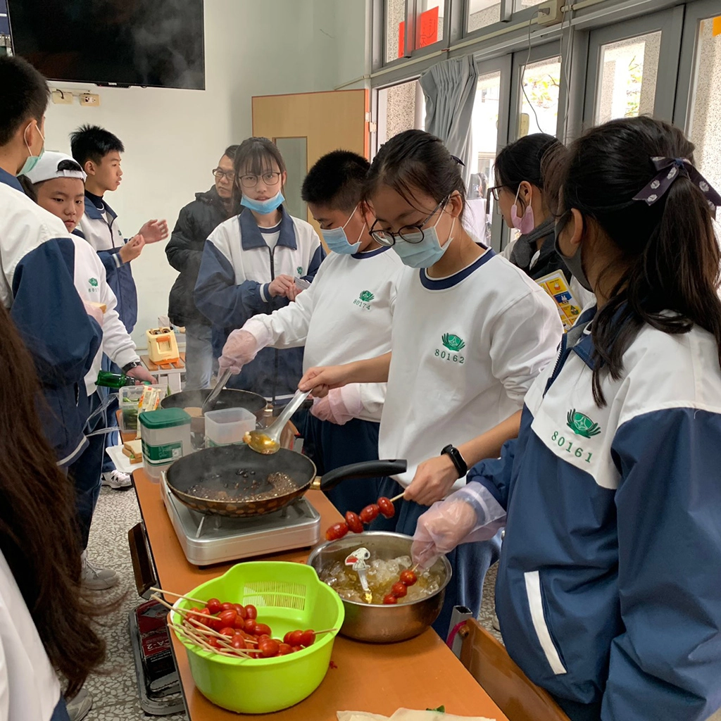 以蔬食與無塑貫穿活動理念，將平時所學，結合慶典，讓臺南慈中十二週年更具意義。