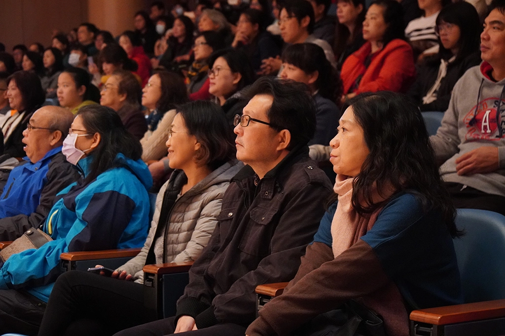 家長們專注地欣賞孩子們的演譯。