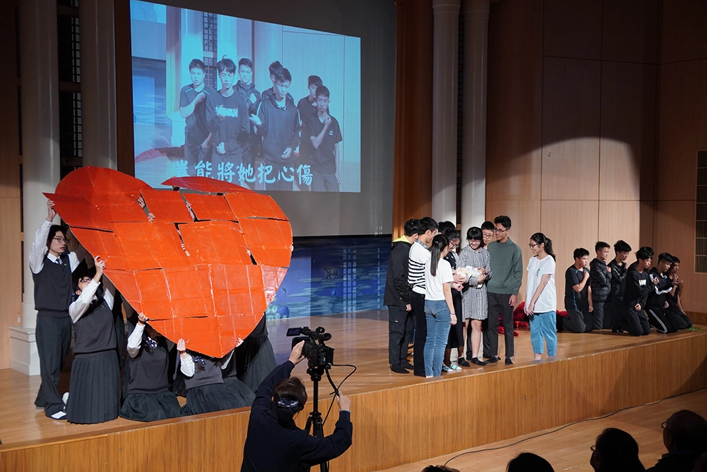 高二和氣以愛心形狀、戲劇及手語方式多元詮釋。