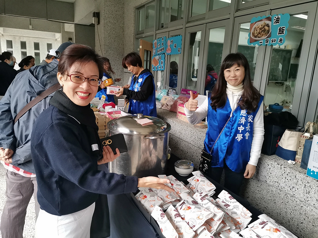 家長會爸爸媽媽們準備了爆米花、鬆餅、油飯一起共襄盛舉。